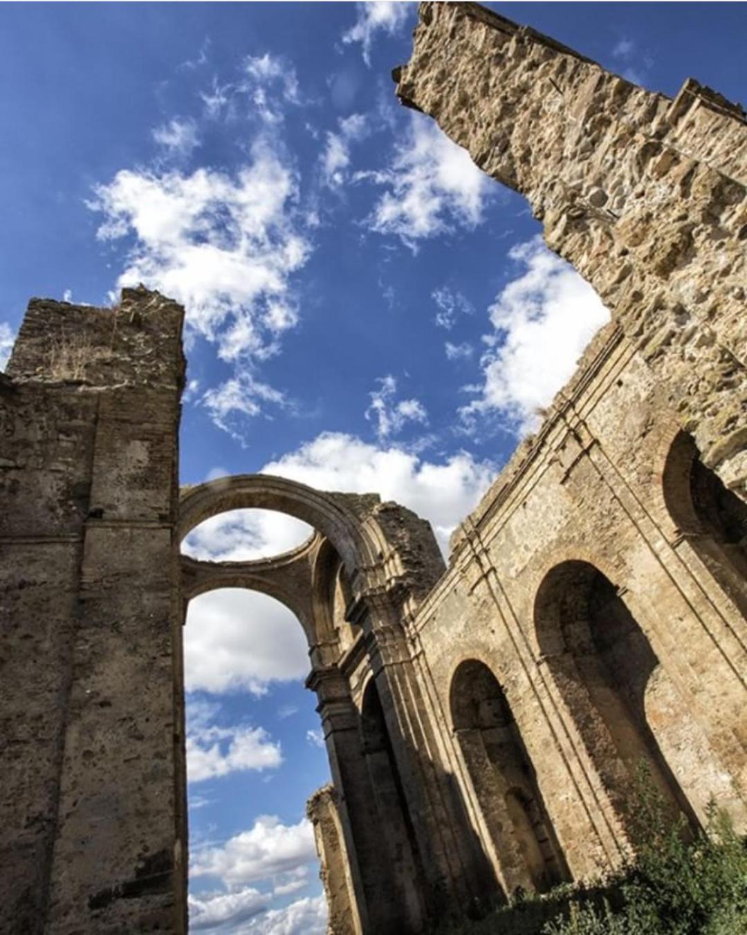 Vacanza alla Chiesa Diruta Grottole Esterno foto